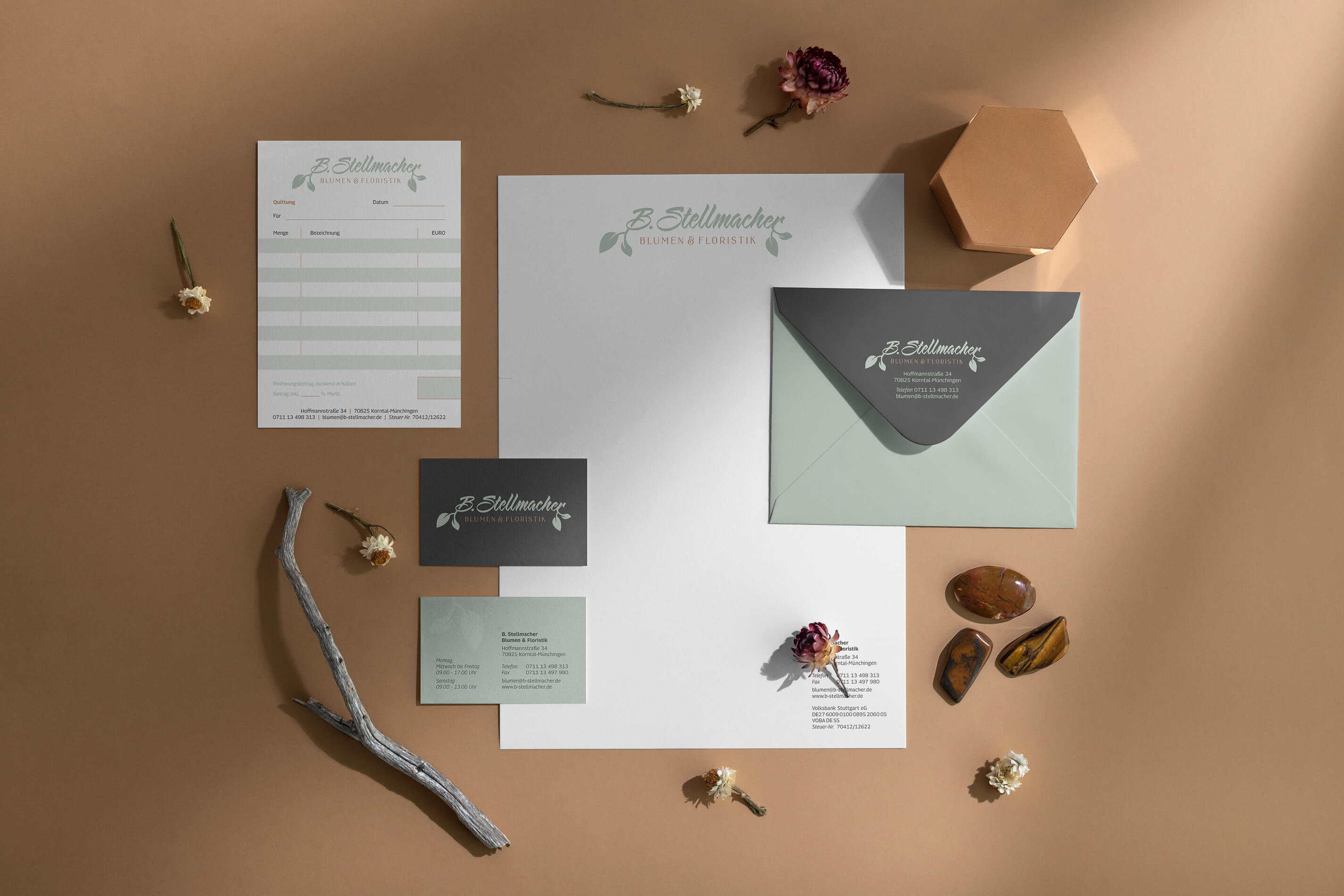 Komplettes Corporate Design Set für B. Stellmacher Blumen & Floristik, inklusive Briefpapier und Visitenkarten auf natürlichem Untergrund.