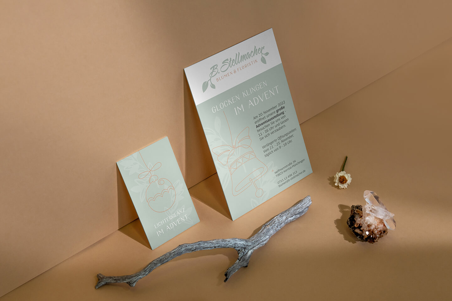 Kreative Verpackung eines Blumenstraußes mit Logo-Branding für B. Stellmacher – stilvolle Verbindung von Floristik und Design.