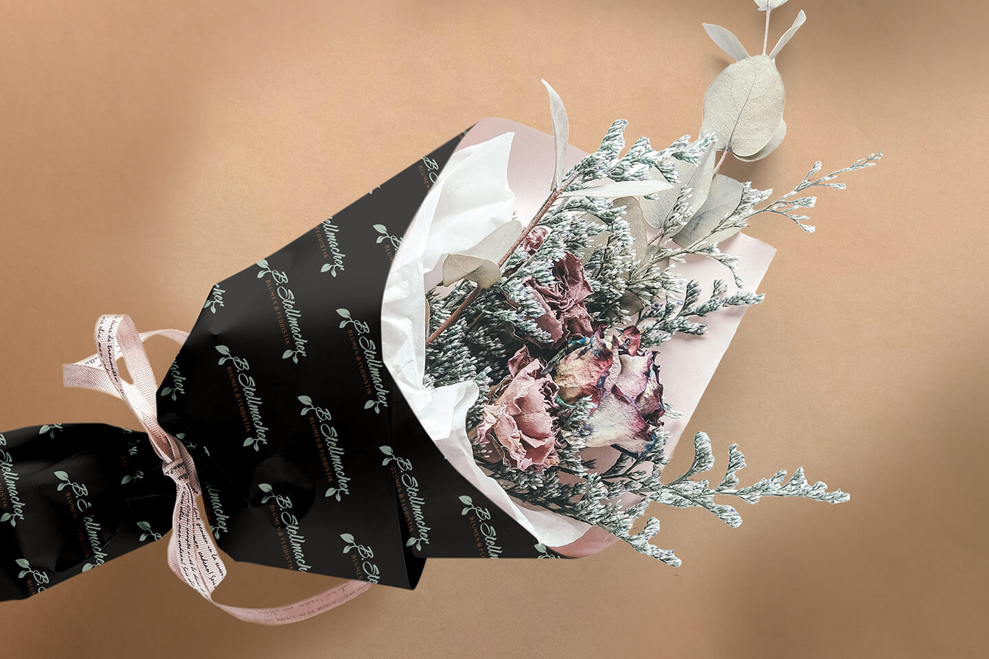 Nahaufnahme eines Ladenfensters mit Logo-Branding von B. Stellmacher Blumen & Floristik – Fokus auf moderne Ästhetik.